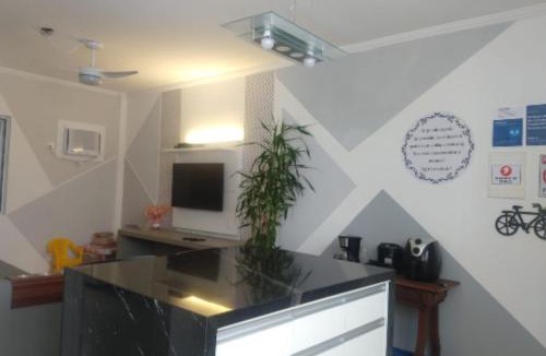 Vila Julia Apartment | Apt Guarujá Enseada lado praia FAN 1 dorm Tv Netflix Wi-Fi Ar até 5 pessoas