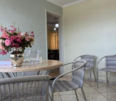 Guaira Apartment | Apto no Centro de Guaíra com ar condicionado na sala e quarto