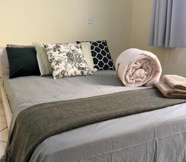 Guaira Apartment | Apto no Centro de Guaíra com ar condicionado na sala e quarto