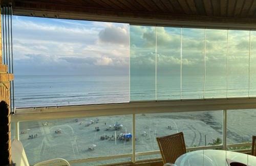 Canto do Forte Apartment | Apto Varanda Gourmet frente ao mar com Wi-Fi