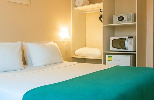 Jardim Flamboyant Hotel | Beach Getaway Near Surf Museum l Breakfast Included l Poolside Relaxation