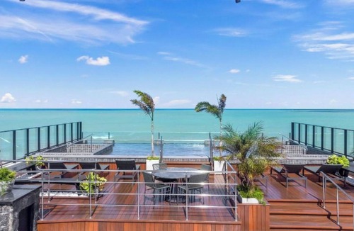 Jardim Oceania Apartment | Beachfront apartment with private bathtub.
