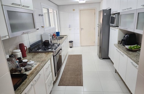 Centro Apartment | Beachfront Apartment in Pitangueiras Beach, Guarujá - Maison La Plage Building