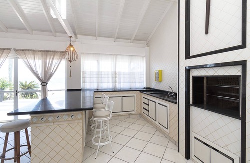 Centro House | Beachfront house in Bombinhas - 6 suites and pool.