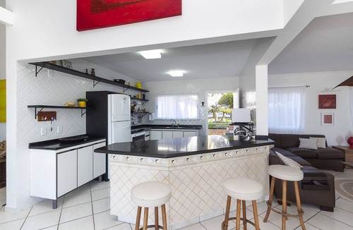 Centro House | Beachfront house in Bombinhas - 6 suites and pool.