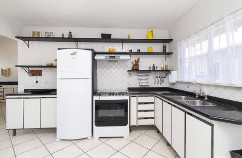 Centro House | Beachfront house in Bombinhas - 6 suites and pool.