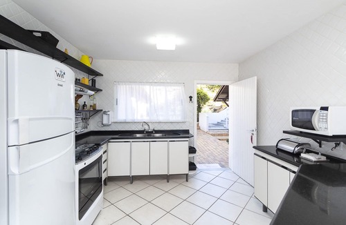 Centro House | Beachfront house in Bombinhas - 6 suites and pool.
