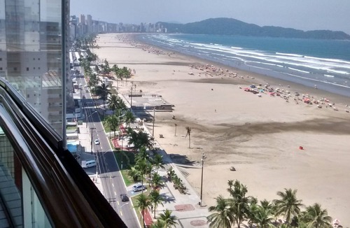 Aviacao Apartment | Beachfront property with barbecue, 3 suites, 2 garages, and internet.