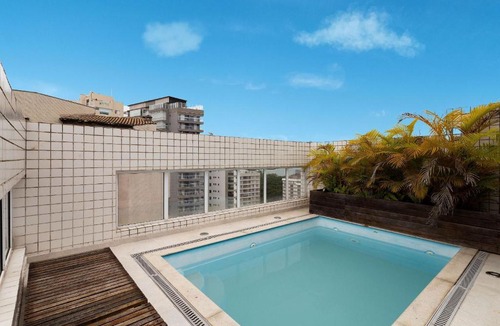 Vila Alzira Apartment | Beachfront triplex with rooftop pool on Astúrias Beach in Guarujá