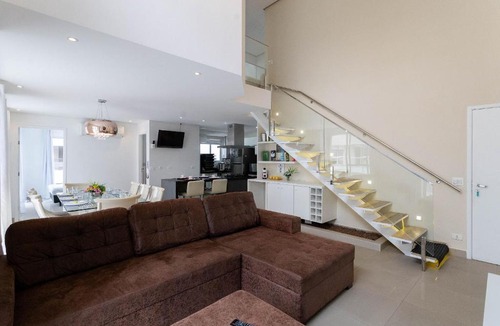 Vila Alzira Apartment | Beachfront triplex with rooftop pool on Astúrias Beach in Guarujá