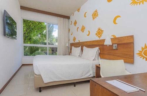 Itapua Hotel | Beachside Stay: Pool & Gym | Steps to Itapuã Beach & Vinicius de Moraes Square