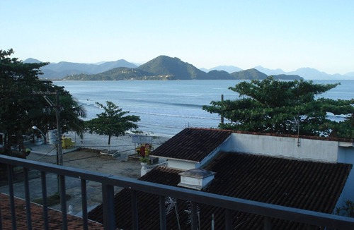 Toninhas Apartment | Beautiful Apartment in front of Toninhas Beach in Condominium with Pool
