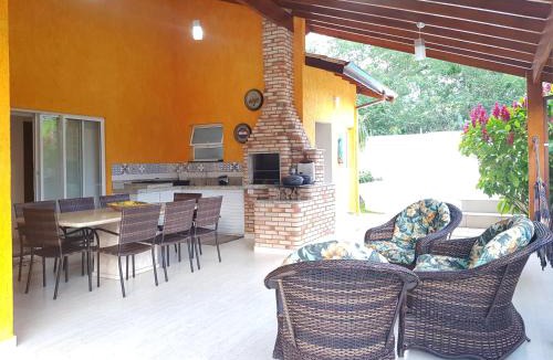 Lagoinha House | Bela Casa Terrea na Praia da Lagoinha Ubatuba com Piscina, Ar Condicionado, Churrasqueira e Forno a Lenha