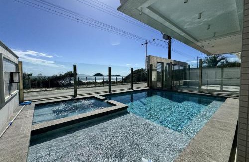 Governador Celso Ramos Apartment | Bellagio Home, apartamento de frente para o mar, com uma vista incrível para a Praia de Palmas