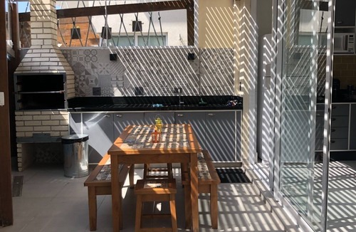 Sao Sebastiao House | Casa confortável, decoração impecável à 400m da praia. Condominio com piscina
