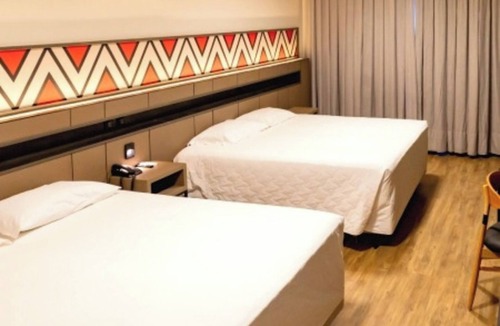 Foz do Iguacu Hotel | Bright Double Couple Room | Free Breakfast, Pool Bar & 5 mi to Bird Park
