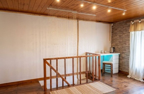 Lujan Apartment | Bright studio apartment with a wood-burning fireplace - Garage
