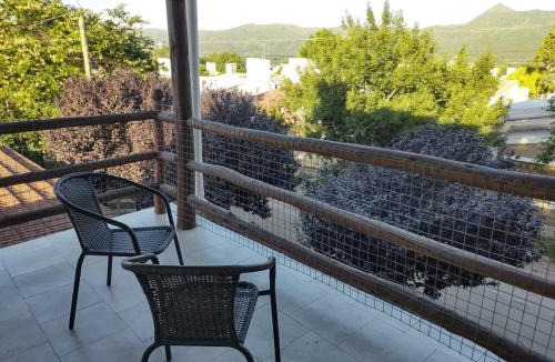 Cosquin Apartment | Cabaña Céntrica con Balcón Vista a las Sierras