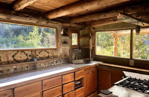 Cushamen Department Ski Chalet | Cabaña de barro con Bosque, rio, arte y apicultura