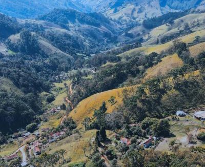 Marmelopolis House | Cabana Western com Banheira e Vista para o Pôr do Sol nas Montanhas