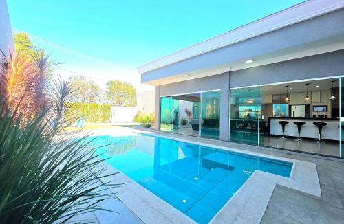 Vila Yolanda House | Casa 3 Suítes Lazer piscina e sinuca prox Centro