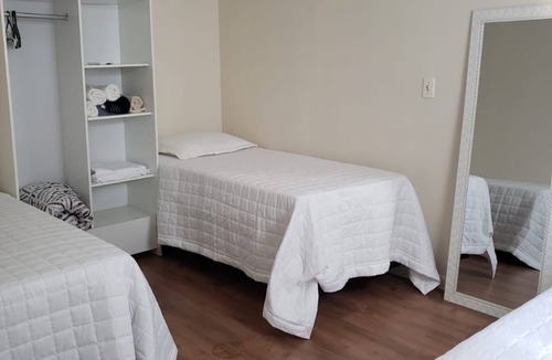 Sao Carlos Other | Casa com ares de campo na cidade. Deck com redes e bancos, jardim e quiosque.