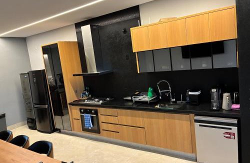 Goiania House | Casa com piscina, 3 suítes, 5 banheiros, área de lazer com churrasqueira, alto padrão, 500 metros do autódromo de Goiânia