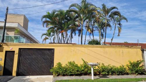 Enseada House | Casa com Piscina e churrasqueira - 100 metros da praia- 4 Dorm para até 13 pessoas