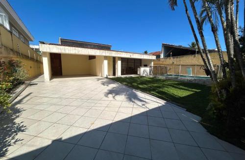 Enseada House | Casa com Piscina e churrasqueira - 100 metros da praia- 4 Dorm para até 13 pessoas