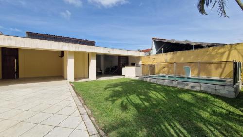 Enseada House | Casa com Piscina e churrasqueira - 100 metros da praia- 4 Dorm para até 13 pessoas