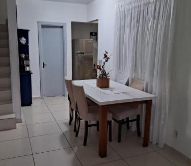 Poco Fundo Apartment | Casa com tres quartos e garagem