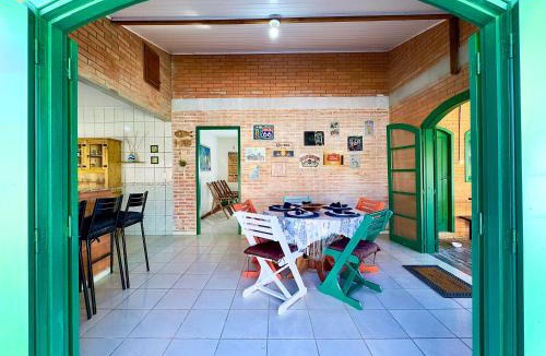 Itacolomi House | Casa Completa com Piscina Churrasqueira Wi-Fi e Garagem para 3 Carros a 500m da Praia Acomoda 11 Pessoas, 4 Quartos e Ar Condicionado