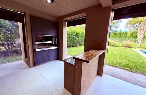Pilar Centro House | Casa con piscina en Estancias del Pilar, 3 dormitorios, jardín y parrilla