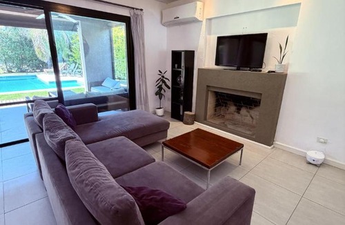 Pilar Centro House | Casa con piscina en Estancias del Pilar, 3 dormitorios, jardín y parrilla