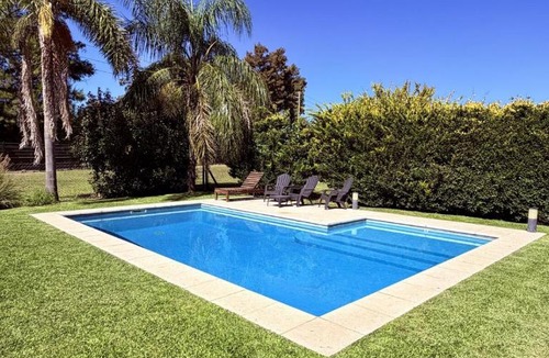 Pilar Centro House | Casa con piscina en Estancias del Pilar, 3 dormitorios, jardín y parrilla
