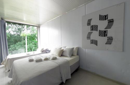 Itaipava House | Casa Container Moderna com Vista da Natureza em Itajaí