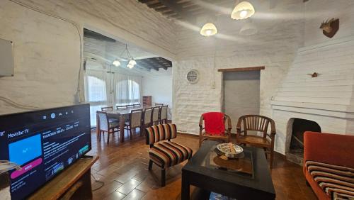 Las Chacras House | CASA de CAMPO CON PILETA Y CANCHA DE FUTBOL EN JUANA KOSLAY