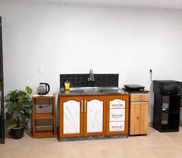 Fernando De La Mora House | Casa de huéspedes privada con Wifi gratis cerca de IPS Ingavi, UNA y Biggie