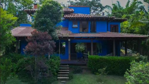 Carapicuiba House | Casa espaçosa com piscina ampla e churrasqueira perto de São Paulo