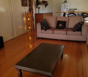 Cambara do Sul House | CASA FULL CENTRAL, 130m quadr, 9 Pessoas, Wi-Fi, 3 Qtos, Churrasqueira Interna, Cozinha-Sala Integrados, 2 Banheiros, Varanda, Jardim, Garagem Coberta 1 Carro, Estac Inter 3 Carros, Lareira de Alta Performance, Fogão de Ferro, Área nos Fundos