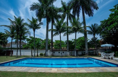 Jardim Virginia House | Casa grande e iluminada com piscina no Guarujá