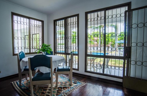 Jardim Virginia House | Casa grande e iluminada com piscina no Guarujá