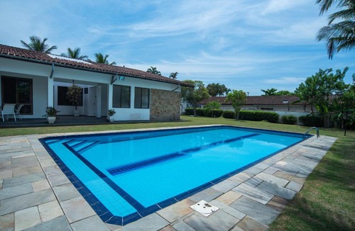 Jardim Virginia House | Casa grande e iluminada com piscina no Guarujá