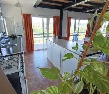 Villa Parque Siquiman House | Casa Hebe - En las sierras de Córdoba - cuenta con tres habitaciones y capacidad para 8 personas, tranquila con increibles vistas