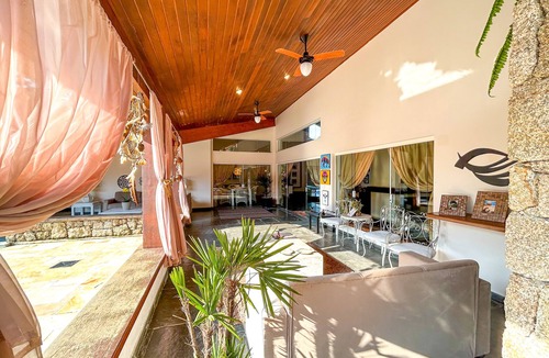 Jardim Acapulco House | Casa Iluminada - um Sol Abundante Invade a Casa nos Dias Ensolarados