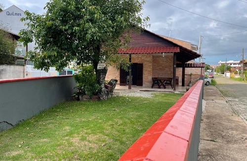 Enseada House | Casa Inteira a 100 m da Praia da Enseada em São Francisco do Sul com 2 Quartos para 6 Hóspedes Ar-Condicionado WiFi e Estacionamento