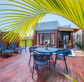 Barra Grande House | Casa Luz da Lua - Barra Grande - Maraú - Piscina privativa com deck de madeira à beira do lago