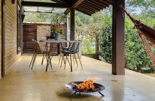 Carapicuiba House | Casa na Granja Viana em frente à reserva ambiental
