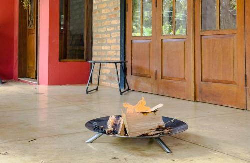 Carapicuiba House | Casa na Granja Viana em frente à reserva ambiental