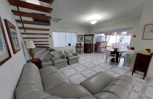 Jardim Belmar House | Casa na Quadra da Praia da Enseada, Acomoda até 12 Pessoas